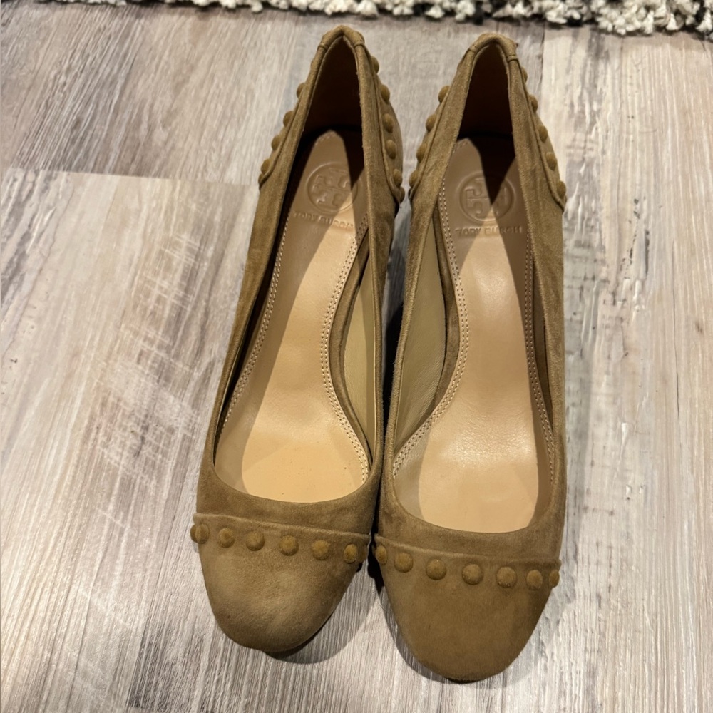 Tory Burch Colt River Rock Tan Suede Studded Pumps